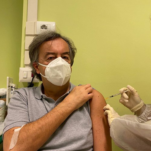 Caos vaccino AstraZeneca, Burioni: «Non approvo silenzio casa farmaceutica. C’è bisogno di fiducia»
