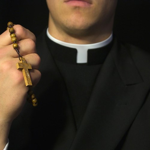 Caserta, prete va in carcere per la messa: aveva 9 cellulari per i detenuti 