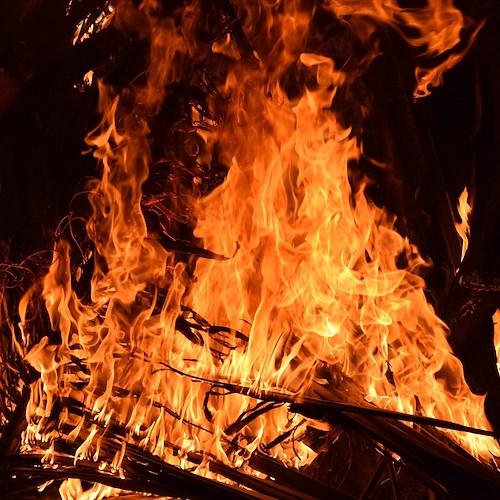 Chiosco per bagnanti in fiamme a Salerno: s’indaga sui concorrenti
