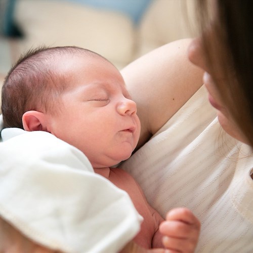 Covid, a Mondragone donna positiva partorisce: contagiato anche il neonato 
