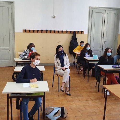 Covid, Azzolina: «Ragazzi felici nelle scuole, lì non ci sono contagi»