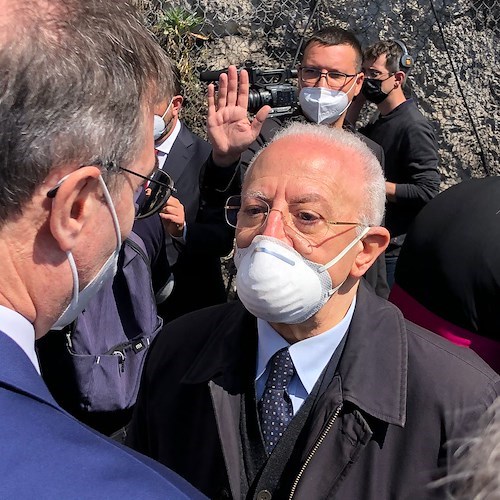 Covid, De Luca contro tutti: prima bacchetta Governo su mascherine, poi attacca Meloni e M5s