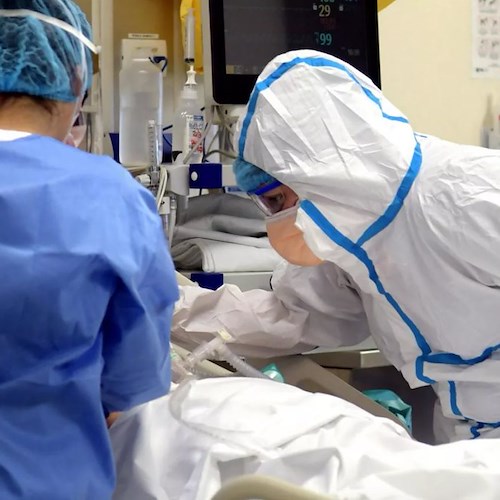 Covid, oltre 400 casi giornalieri nel Salernitano: decessi ad Eboli e Sarno 