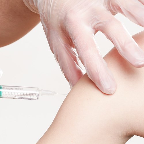 Dal 16 agosto vaccini senza prenotazioni a 12-18enni, Figliuolo scrive alle Regioni