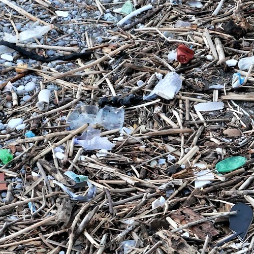 Dal 3 luglio nell’UE banditi gli oggetti in plastica “più inquinanti”: scatta il contenzioso con l’Italia sulle bioplastiche