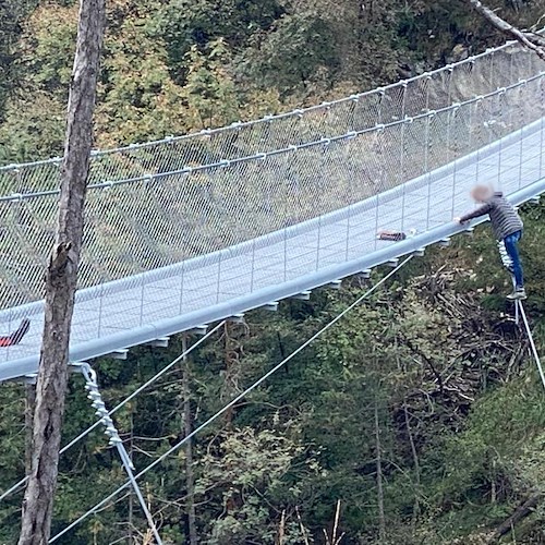 Donna tenta suicidio da un ponte, salvata da una Carabiniera dopo un dialogo di 4 ore