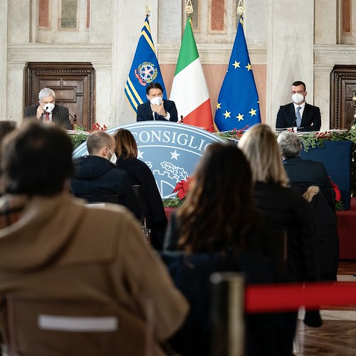 Enrico Mentana contro il premier: «Conte elogia il reddito di cittadinanza, ma quanto lavoro ha portato?»