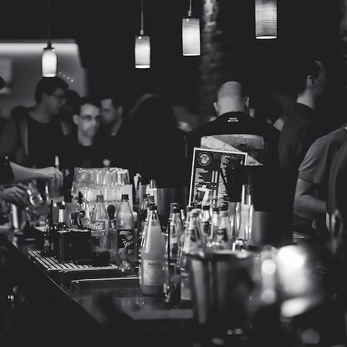 Esagerano con i drink durante notte di Halloween: minorenni in coma etilico a Salerno