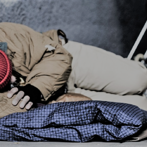 Freddo e gelo, muore senzatetto: dramma a Salerno 