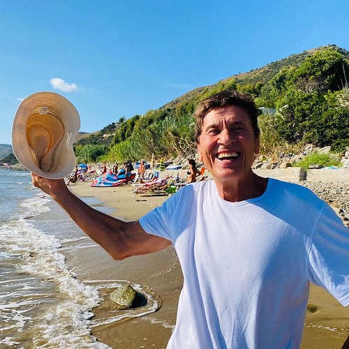 Gianni Morandi in vacanza a San Mauro Cilento: saluta i fan dalla spiaggia di Acciaroli /Foto di Anna