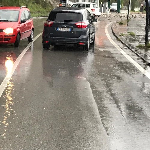 Grossi massi franano tra Vietri sul Mare e Salerno. Strada chiusa, Costiera amalfitana isolata /FOTO