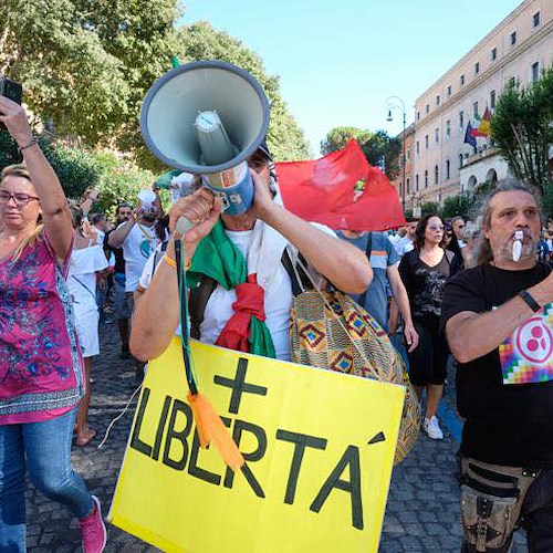 «Il Covid non esiste!», i negazionisti in piazza a Roma. De Luca: «Auspichiamo sanzioni severe»