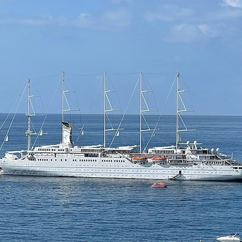 In Costa d'Amalfi ecco "Madsummer" e "Wind Surf": due giganti nelle acque di Minori e di Amalfi / FOTO