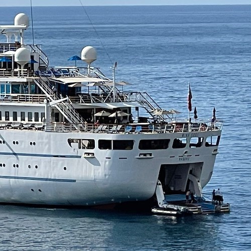 In Costa d'Amalfi ecco "Madsummer" e "Wind Surf": due giganti nelle acque di Minori e di Amalfi / FOTO