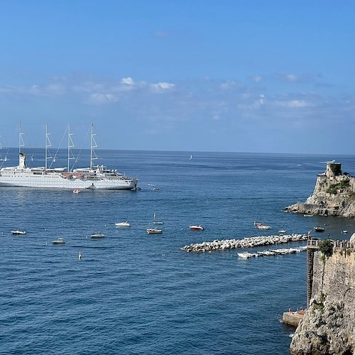 In Costa d'Amalfi ecco "Madsummer" e "Wind Surf": due giganti nelle acque di Minori e di Amalfi / FOTO