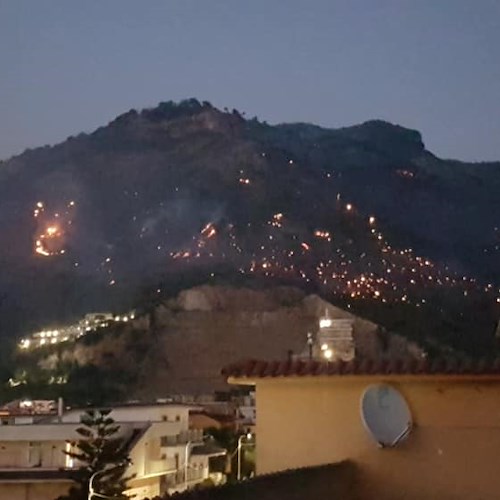 Incendi a Sarno, spenti gli ultimi focolai. Sindaco Canfora: «Disastro ambientale»
