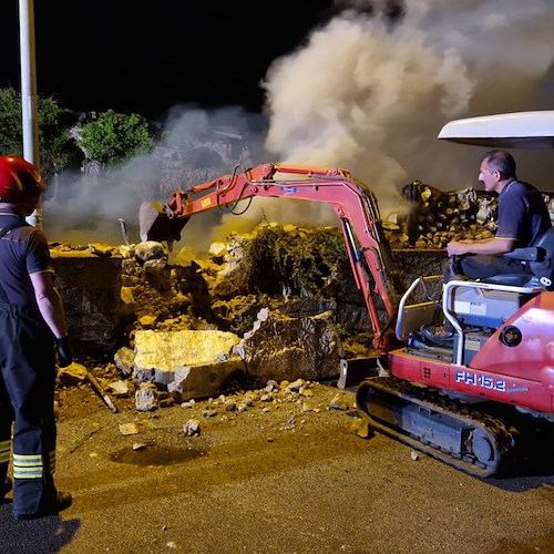 Incendiati cumuli rifiuti al "Camino Real", l'ex discoteca di Pontecagnano avvolta dalle fiamme 