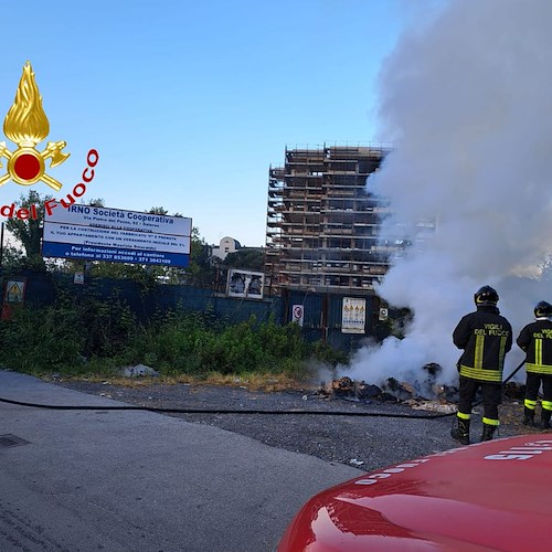 Incendio a Salerno, in fiamme deposito abusivo di rifiuti solidi ingombranti lungo la strada