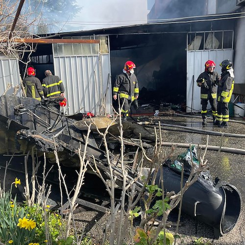 Incendio a Salerno, in fiamme garage di una palazzina a Fuorni: vigili del fuoco evitano il peggio 