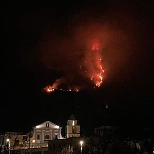 Incendio a Sarno, in fiamme il monte Saro. Sindaco: «Ipotesi doloso, farò denuncia»