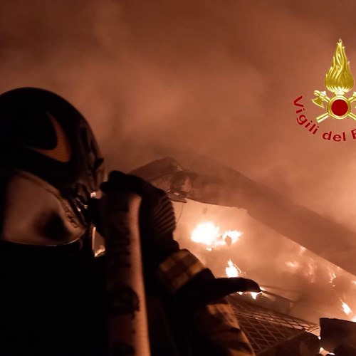 Incendio devasta ex scatolificio ad Angri nella notte: evacuate diverse persone per evitare intossicazione