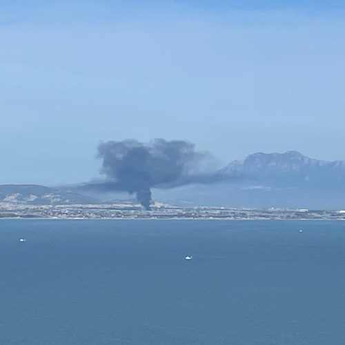 Incendio in deposito a Bellizzi, densa colonna di fumo nero si alza in cielo