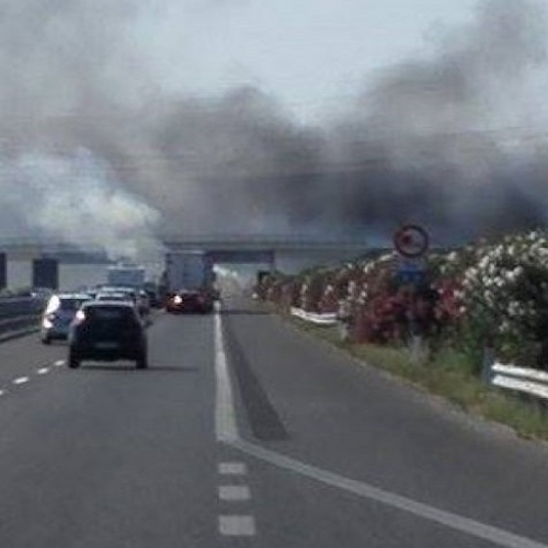 Incendio sull'autostrada Caserta-Salerno, vigili del fuoco in azione 