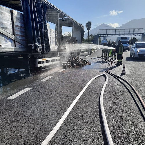 Incendio sulla A3, tir avvolto dalle fiamme e traffico in tilt: intervengono i vigili del fuoco 