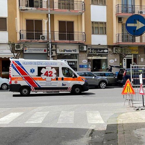 Incidente sul lavoro a Salerno, operaio cade da 2 metri d'altezza: in codice rosso al "Ruggi"