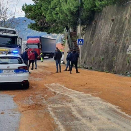 Incidente tra due tir sul viadotto Gatto, Salerno paralizzata 