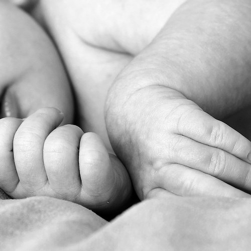 Istat, nascite al minimo storico in Italia: nel 2020 -3,8% nuovi nati, ma anche il numero più alto di decessi degli ultimi 70 anni