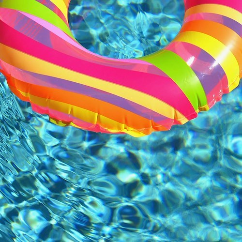 «L'ingresso in piscina è troppo caro», cliente picchia titolare di un lido a Pontecagnano. La condanna del sindaco