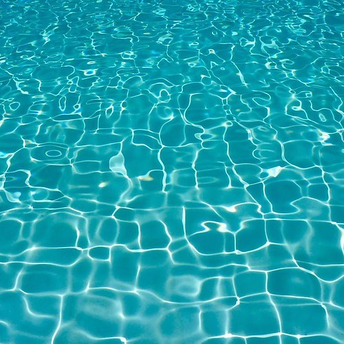 «L'ingresso in piscina è troppo caro», cliente picchia titolare di un lido a Pontecagnano. La condanna del sindaco