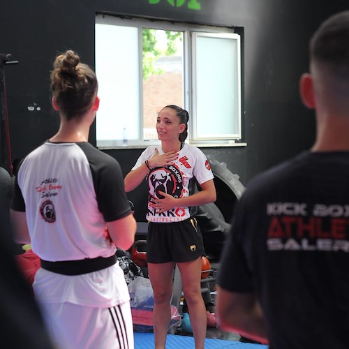 La campionessa di kickboxing Gloria Peritore in visita a Salerno: boom di adesioni