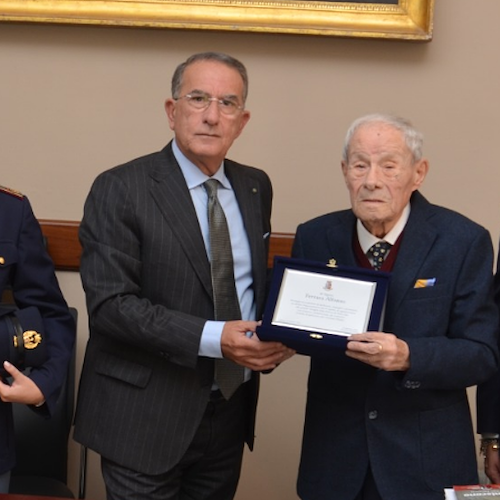 La Questura di Caserta omaggia Alfonso Ferrara per i suoi 104 anni: è il poliziotto più longevo d'Italia