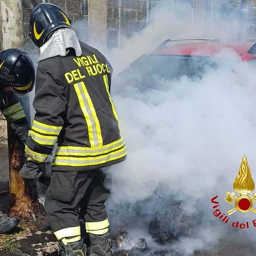 Auto in fiamme a Nocera Inferiore