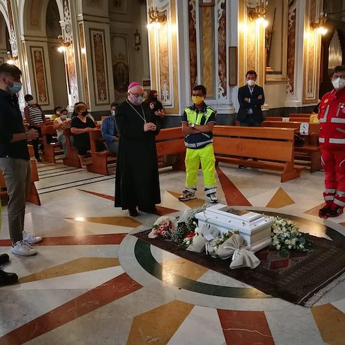 Lacrime e dolore ai funerali di Maria, la neonata uccisa a Roccapiemonte 