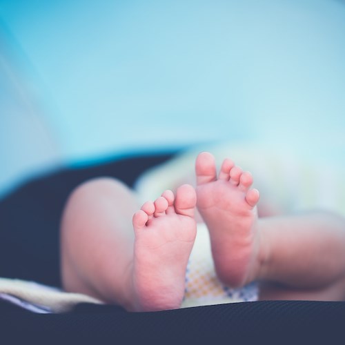 Lascia neonata in auto per 40 minuti: denunciato papà a Sala Consilina