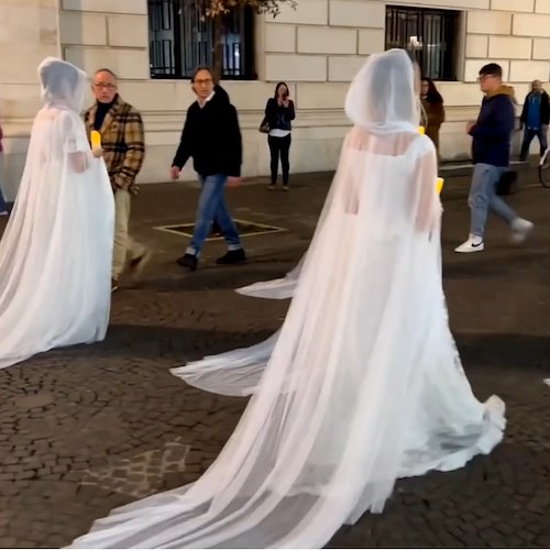 Le spose di Dracula invadono il centro cittadino di Salerno
