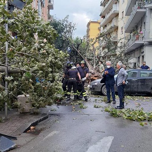 Maltempo a Salerno, sopralluogo del sindaco: «Nessun ferito, ma teniamo alta l'attenzione»
