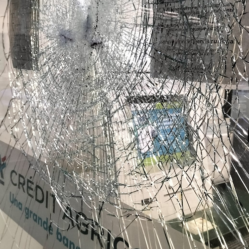 Masso contro vetrata, atto vandalico ad una banca di Salerno