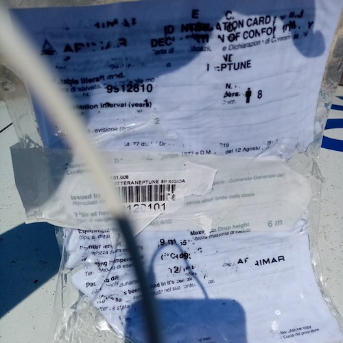 Misteriosa zattera rinvenuta in spiaggia a Salerno: indagini in corso / FOTO