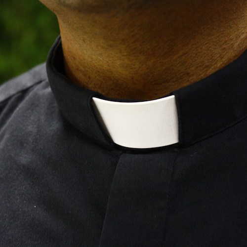 Molestie ad un ragazzino salernitano: arrestato sacerdote ad Avellino