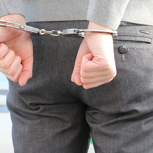 Nasconde dosi di hashish all’interno dei pantaloni: arrestato 36enne a Salerno