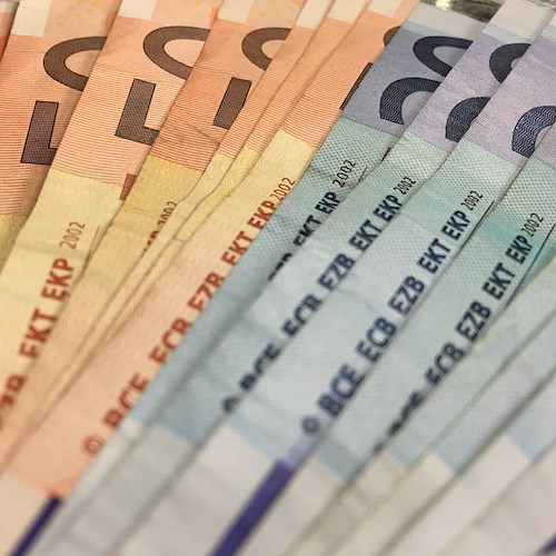Nascondeva in auto banconote false per 70 mila euro, arrestato dalla Finanza sull'A1 