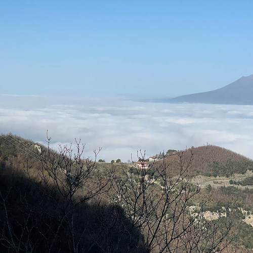 Nebbia da avvezione dietro il Valico di Chiunzi, uno spettacolo suggestivo /FOTO