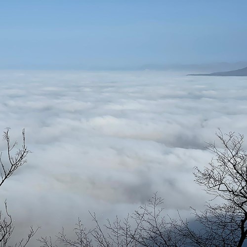Nebbia da avvezione dietro il Valico di Chiunzi, uno spettacolo suggestivo /FOTO
