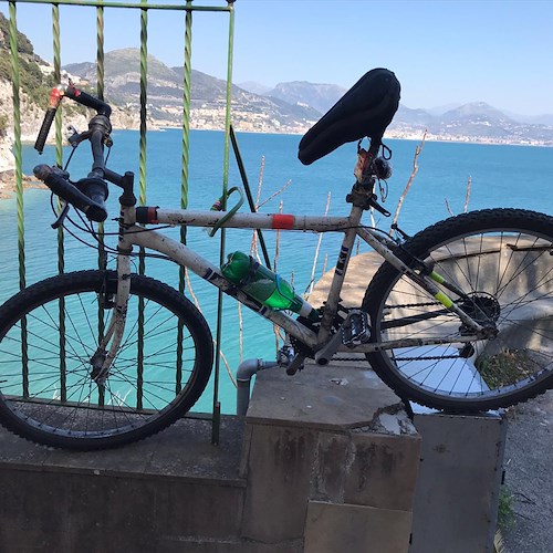 Non resiste a un tuffo in Costiera amalfitana, denunciato ciclista di Castel San Giorgio 