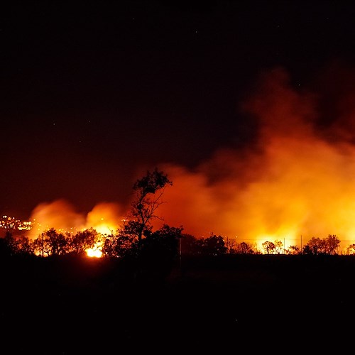 Notte di fuoco e paura ad Agropoli, incendi a ridosso delle case