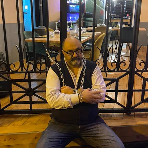 Nuova ordinanza di De Luca, ristoratore di Salerno s'incatena: «Vi state prendendo le nostre vite» 
